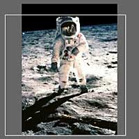 Фотография NASA AS11-40-5903. Белая рамка показывает исходный кадр.
