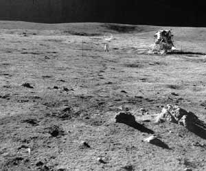 Фото NASA AS14-68-9486. Лунный модуль "Аполлона-14" и астронавт Алан Шепард (слева от него).
